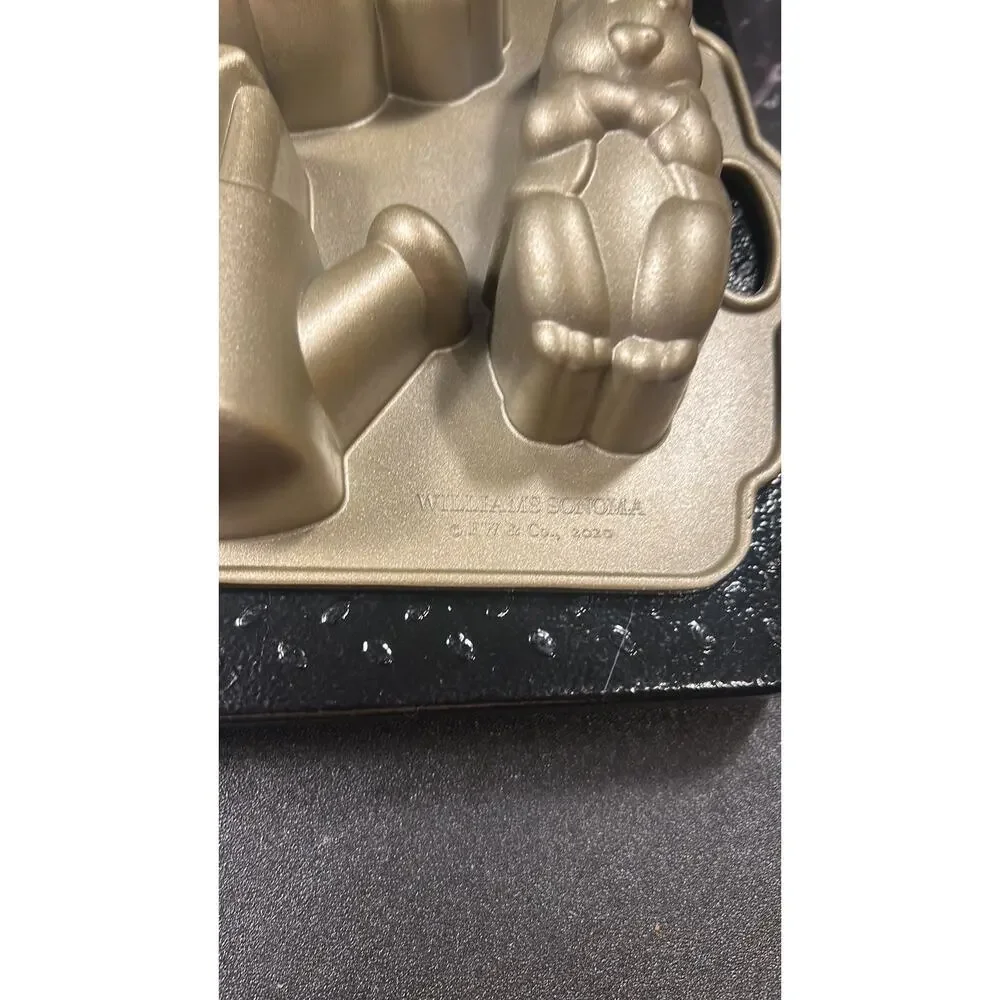 Williams Sonoma Spring/Easter Cakelet Pan